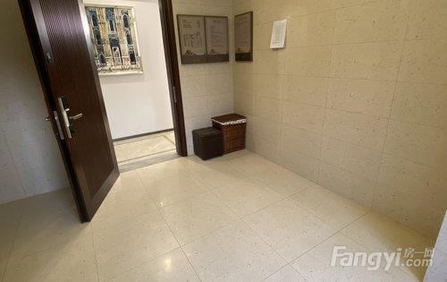 建业碧桂园天玺 私家电梯厅，餐客一体，南北双阳台通透效果好，南向超大观景阳台